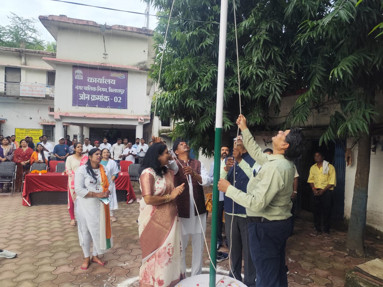 नगर पालिक निगम क्रमांक 02 में वार्ड संख्या 06 की पार्षद सीमा संजय सिंह ने किया ध्वजा रोहण।