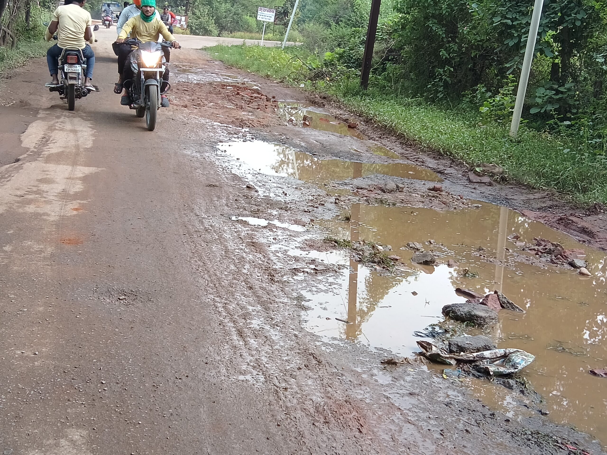 घुरू रोड का हाल बेहाल, रोड के गड्ढे दे रहे दुर्घटना का निमंत्रण, आला अधिकारी नहीं ले रहे सुध।