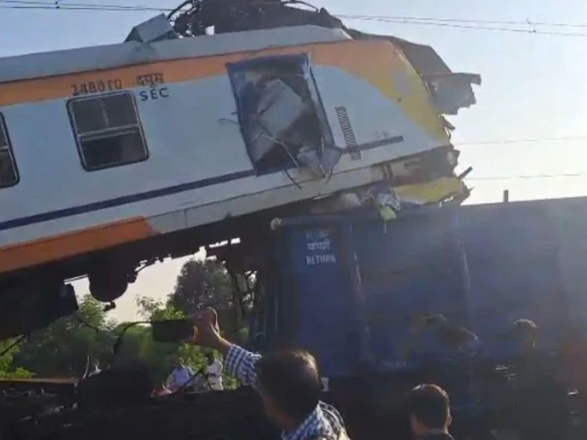 बिलासपुर स्टेशन के समीप एक मालगाड़ी एवं मेमू लोकल के टकराव की एक अप्रत्याशित घटना हुई घटित , जांच के आदेश।