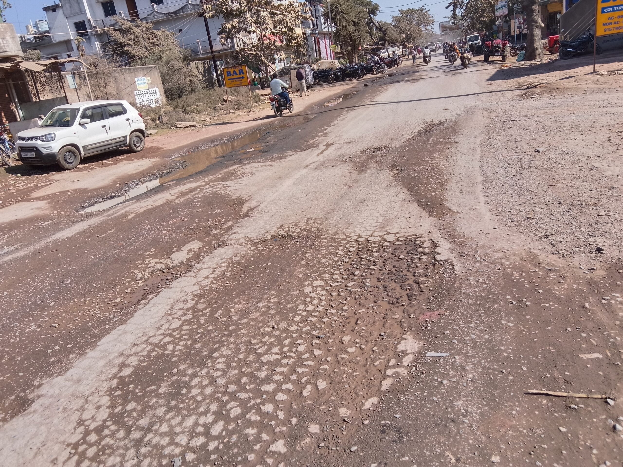 मुंगेली जिले की जर्जर सड़के जिले के विकास में बन रही बांधा, आम जनता हो रही त्रस्त, आखिर कब सुध लेंगे जिम्मेदार ?