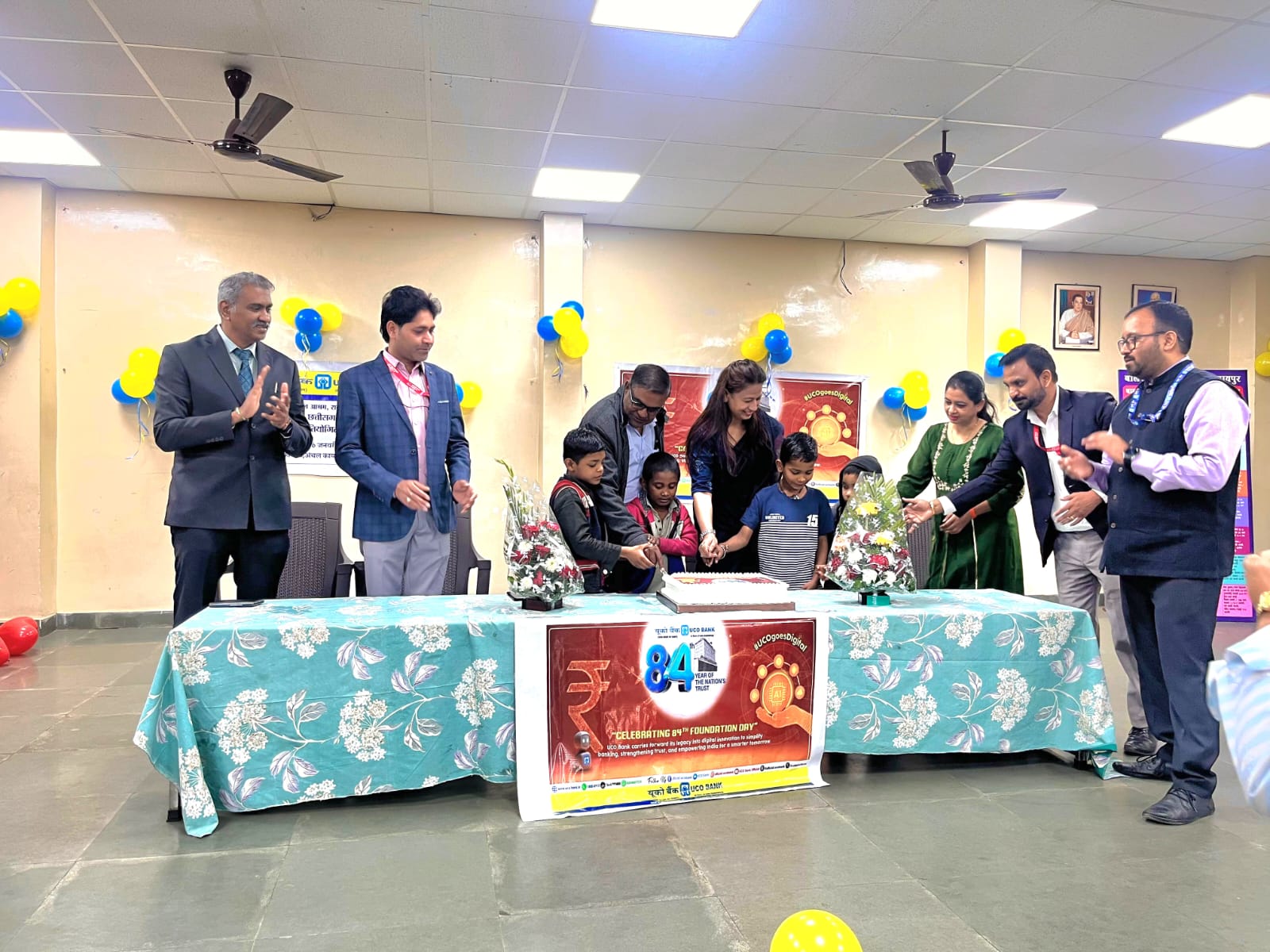 यूको बैंक अंचल कार्यालय रायपुर ने धूमधाम से बनाया अपना 84वा स्थापना दिवस, बच्चों में बांटे मिठाई और चॉकलेट।