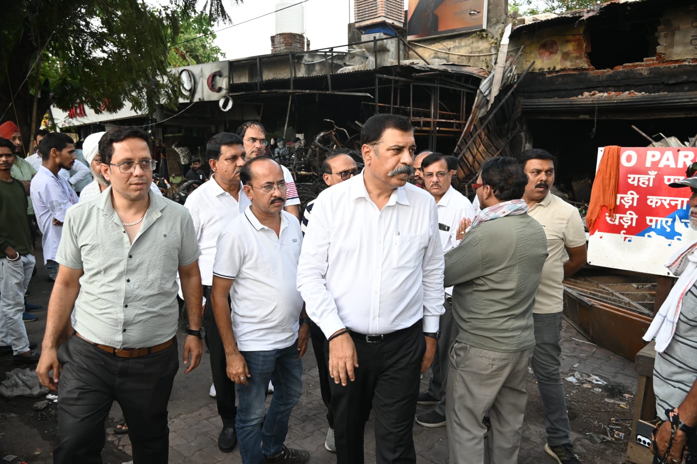 बुधवारी बाजार पहुंचे कैट के राष्ट्रीय वॉइस चेयरमैन अमर पारवानी, बिलासपुर टीम के साथ व्यापारियों से मिलकर सुनी जमीनी समस्याएं, जल्द नए विस्तार के दिए संकेत।
